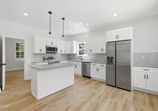 3rd image of 924 E Davis St, Burlington, NC 27215 | MLS# 10188196