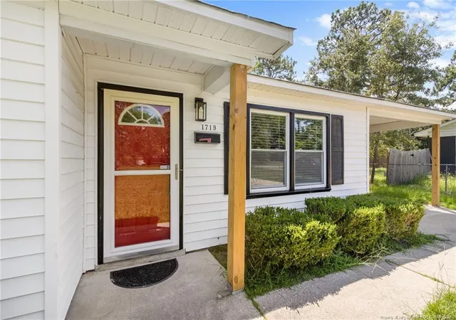 Photo 4 of Single family home for sale at 1719 Merry Oaks Dr, Fayetteville, NC 28304 | MLS# 767901 | Listing updated on 2026-10-09