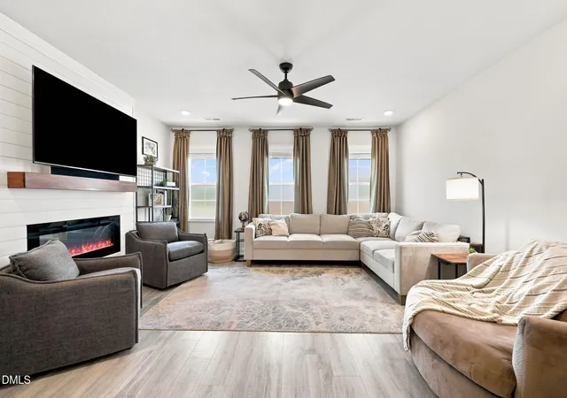 Photo 4 of Townhouse for sale at 622 Gateway Crossing Ln, Wake Forest, NC 27587 | MLS# 10189230 | Listing updated on 2026-10-08
