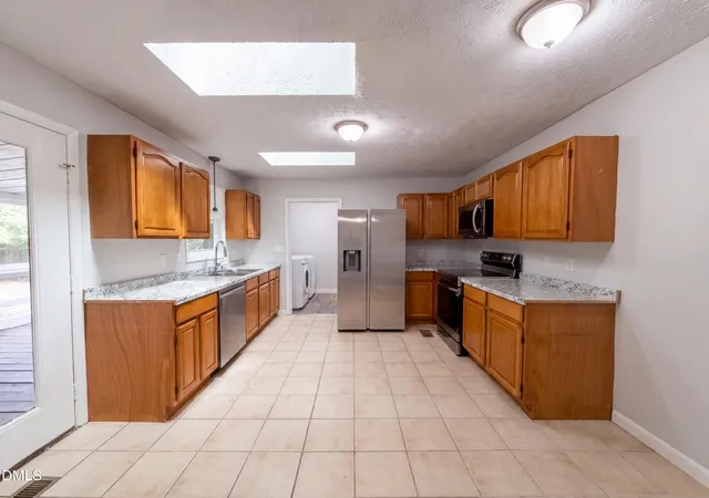 Photo 2 of Single family home for sale at 909 Axis Cir, Hope Mills, NC 28348 | MLS# 10189029 | Listing updated on 2026-09-03