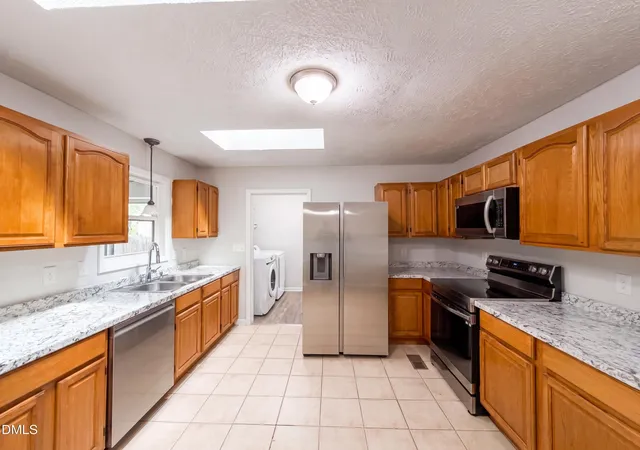 Photo 4 of Single family home for sale at 909 Axis Cir, Hope Mills, NC 28348 | MLS# 10189029 | Listing updated on 2026-09-03