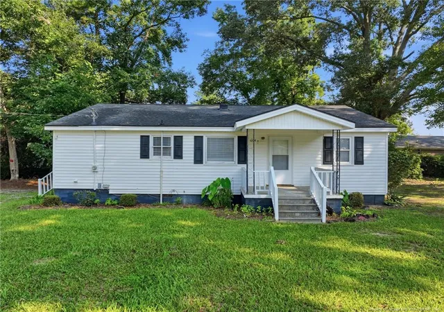 Photo 3 of Single family home for sale at 604 Calhoun St, Clinton, NC 28328 | MLS# 768180 | Listing updated on 2026-08-25