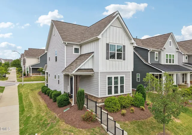 Photo 1 of Single family home for sale at 124 Daisy Grove Ln, Holly Springs, NC 27540 | MLS# 10188608 | Listing updated on 2026-09-05