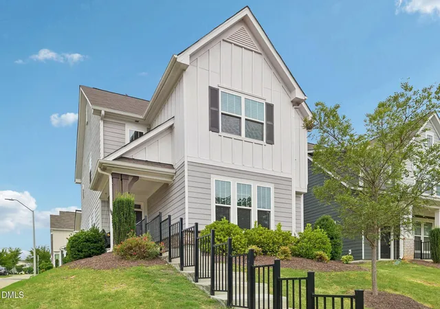 Photo 2 of Single family home for sale at 124 Daisy Grove Ln, Holly Springs, NC 27540 | MLS# 10188608 | Listing updated on 2026-09-05
