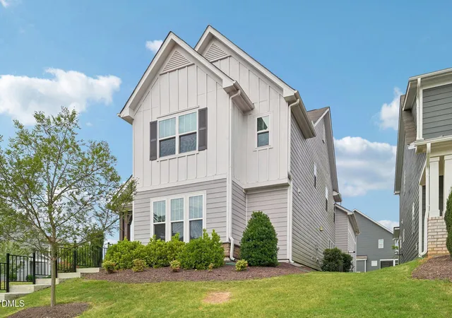 Photo 3 of Single family home for sale at 124 Daisy Grove Ln, Holly Springs, NC 27540 | MLS# 10188608 | Listing updated on 2026-09-05