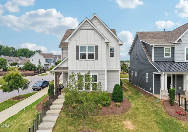 Photo 3 of Single family home for sale at 124 Daisy Grove Ln, Holly Springs, NC 27540 | MLS# 10188608 | Listing updated on 2026-10-01