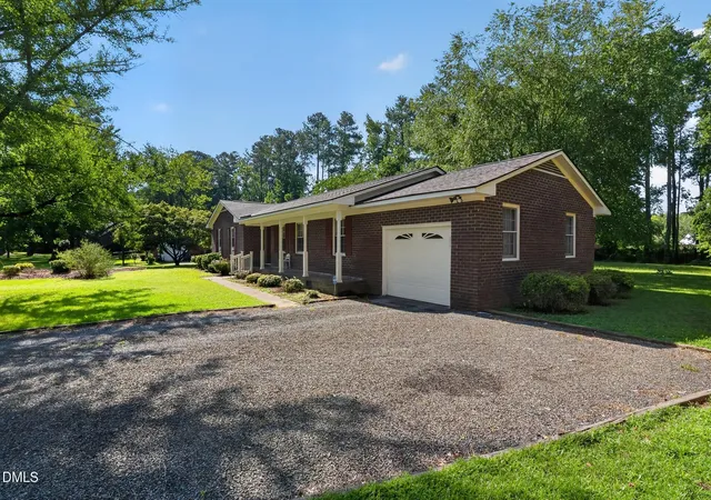 Photo 4 of Single family home for sale at 1307 Charles Dr, Laurinburg, NC 28352 | MLS# 10188690 | Listing updated on 2026-09-03