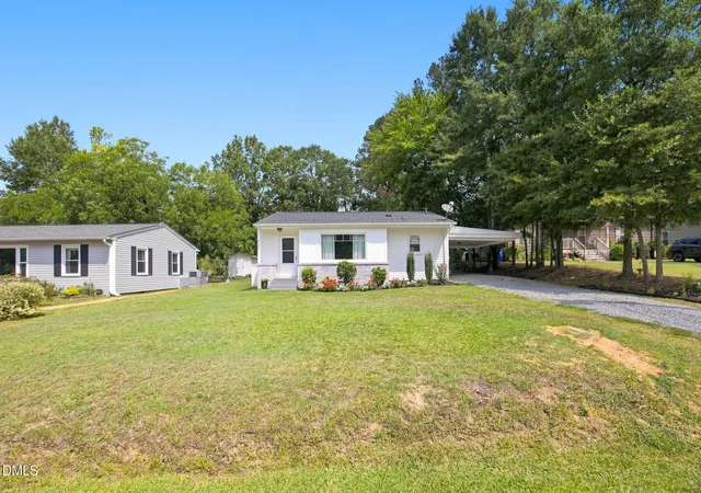 Photo 4 of Single family home for sale at 331 E Lillington St, Angier, NC 27501 | MLS# 10189695 | Listing updated on 2026-09-10