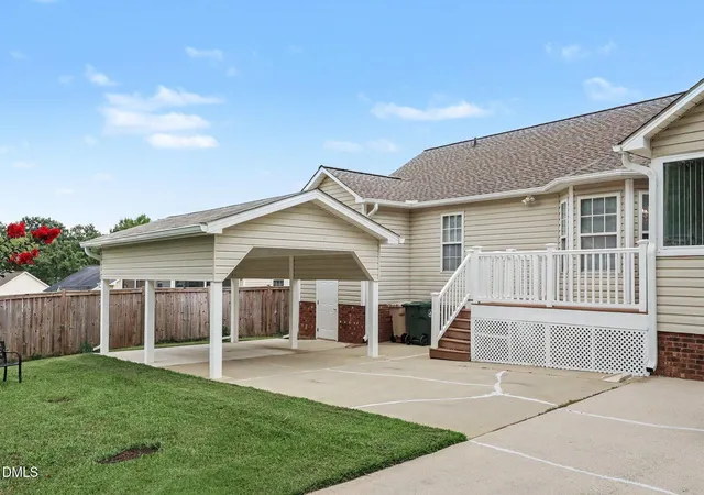 Photo 4 of Single family home for sale at 305 Southerby Dr, Garner, NC 27529 | MLS# 10189672 | Listing updated on 2026-09-15