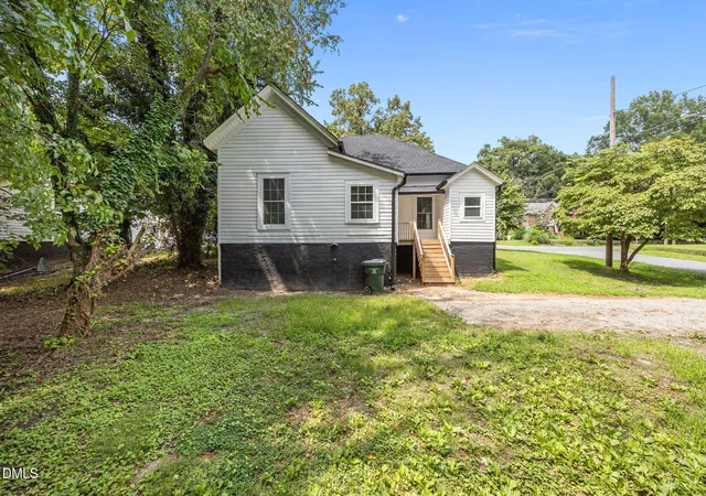 Photo 4 of Single family home for sale at 625 N Mebane St, Burlington, NC 27217 | MLS# 10188917 | Listing updated on 2026-09-18
