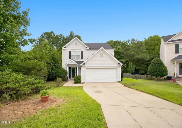 Photo 3 of Single family home for sale at 105 Thornton Green Pl, Holly Springs, NC 27540 | MLS# 10189227 | Listing updated on 2026-09-20