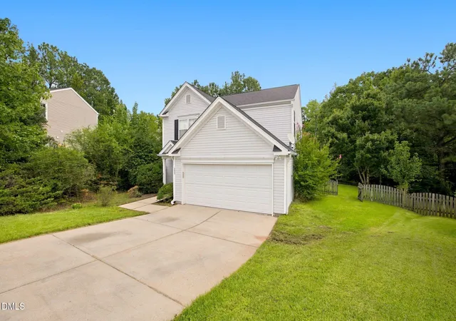 Photo 3 of Single family home for sale at 105 Thornton Green Pl, Holly Springs, NC 27540 | MLS# 10189227 | Listing updated on 2026-09-20