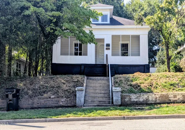 Photo 1 of Single family home for sale at 621 Harris St, Burlington, NC 27217 | MLS# 10189016 | Listing updated on 2026-08-27