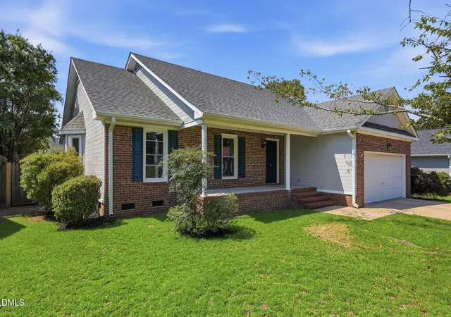 Photo 3 of Sale Pending at 301 Larchmont Rd, Fayetteville, NC 28311 | MLS# 10189716 | Listing updated on 2026-09-14