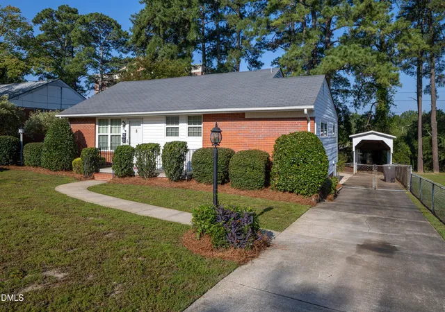 Photo 2 of Single family home for sale at 462 Mcrae Dr, Fayetteville, NC 28305 | MLS# 10189416 | Listing updated on 2026-08-29