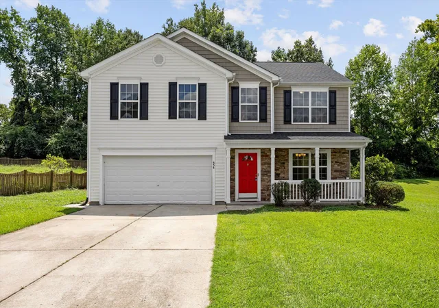 Photo 3 of Single family home for sale at 658 Yorkshire Dr, Clayton, NC 27520 | MLS# 10189323 | Listing updated on 2026-09-02
