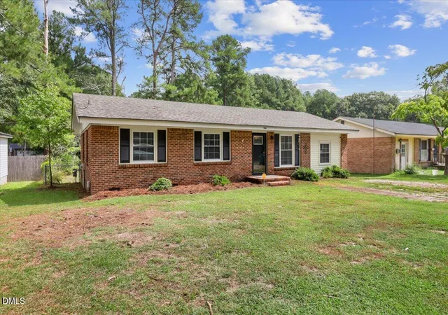 Photo 3 of Single family home for sale at 506 E Elm St, Nashville, NC 27856 | MLS# 10189606 | Listing updated on 2026-09-13