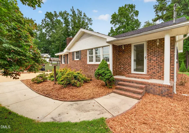 Photo 3 of Single family home for sale at 63 White Oak Dr, Smithfield, NC 27577 | MLS# 10189838 | Listing updated on 2026-09-20
