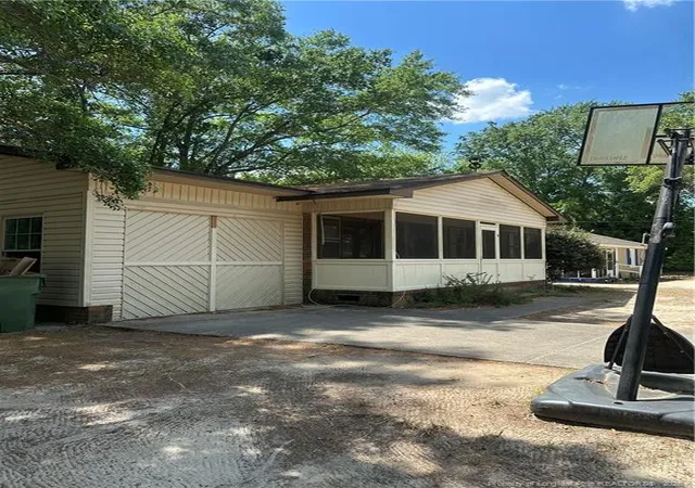 Photo 1 of Single family home for sale at 109 W Chestnut St, Maxton, NC 28364 | MLS# 761744 | Listing updated on 2026-05-01
