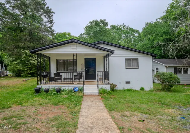Photo 1 of Single family home for sale at 762 Hillsboro St, Pittsboro, NC 27312 | MLS# 10164258 | Listing updated on 2026-05-01