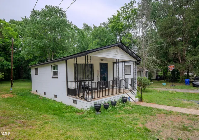 Photo 2 of Single family home for sale at 762 Hillsboro St, Pittsboro, NC 27312 | MLS# 10164258 | Listing updated on 2026-05-01