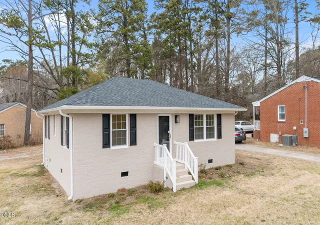 Photo 2 of Sale Pending at 118 Cherry St, Henderson, NC 27536 | MLS# 10151250 | Listing updated on 2026-04-19