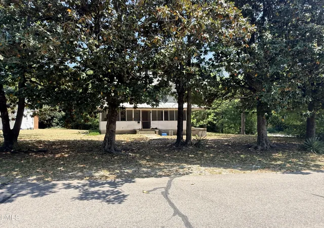 Photo 1 of Single family home for sale at 1011 W New York Ave, Southern Pines, NC 28387 | MLS# 10162619 | Listing updated on 2026-04-26