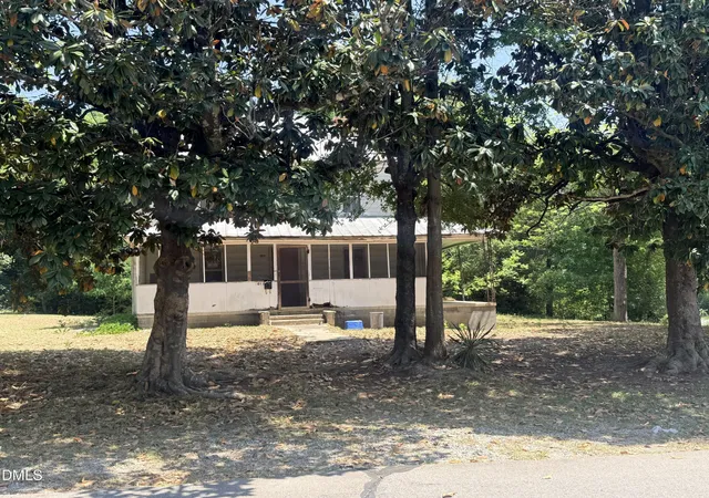 Photo 2 of Single family home for sale at 1011 W New York Ave, Southern Pines, NC 28387 | MLS# 10162619 | Listing updated on 2026-04-26