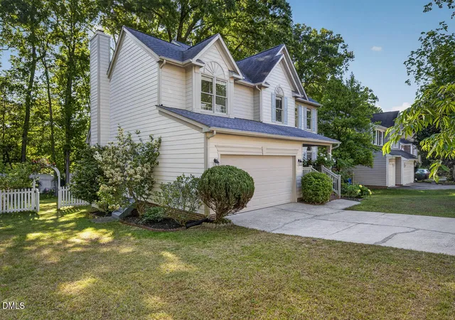 Photo 2 of Sale Pending at 206 Windhover Dr, Chapel Hill, NC 27514 | MLS# 10162348 | Listing updated on 2026-05-04