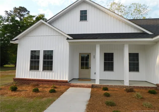 Photo 2 of Sale Pending at 469 E Poplar St, Bladenboro, NC 28320 | MLS# 761837 | Listing updated on 2026-05-14