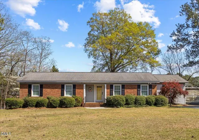 Photo 2 of Single family home for sale at 805 S Parrish St, Lillington, NC 27546 | MLS# 10165543 | Listing updated on 2026-05-13