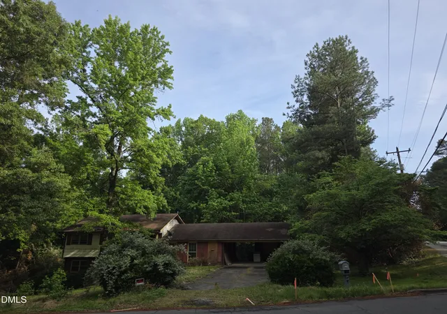 Photo 5 of Single family home for sale at 200 Eastwood Rd, Chapel Hill, NC 27514 | MLS# 10166842 | Listing updated on 2026-05-13