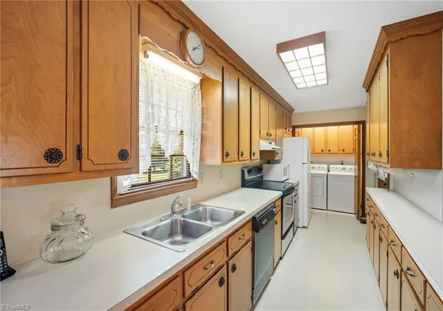 Photo 4 of Single family home for sale at 329 Henderson Dr, Clemmons, NC 27012 | MLS# 1233395 | Listing updated on 2026-09-12