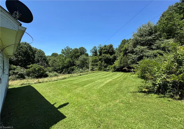 4th image of 375 Retrivers Ln, Hillsville, VA 24343 | MLS# 1229800
