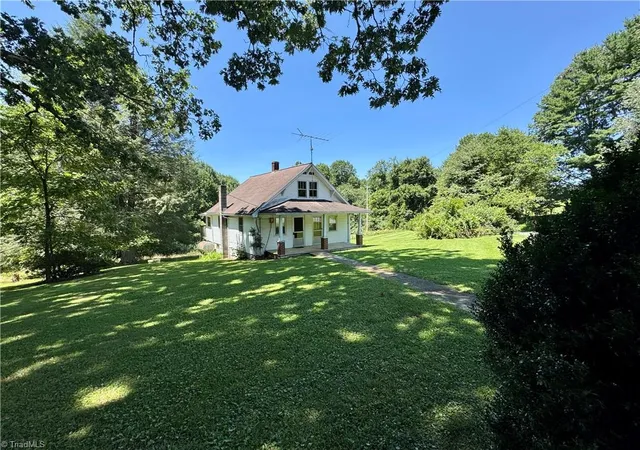 5th image of 375 Retrivers Ln, Hillsville, VA 24343 | MLS# 1229800