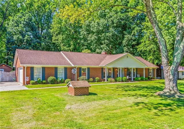 Photo 2 of Sale Pending at 216 Vancouver Ct, Kernersville, NC 27284 | MLS# 1229968 | Listing updated on 2026-09-05