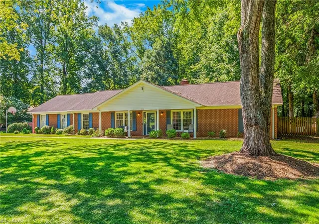 Photo 3 of Sale Pending at 216 Vancouver Ct, Kernersville, NC 27284 | MLS# 1229968 | Listing updated on 2026-09-05