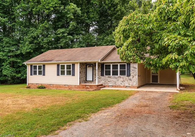 Photo 4 of Single family home for sale at 948 W Greensboro Chapel Hill Rd, Snow Camp, NC 27349 | MLS# 1233383 | Listing updated on 2026-09-30