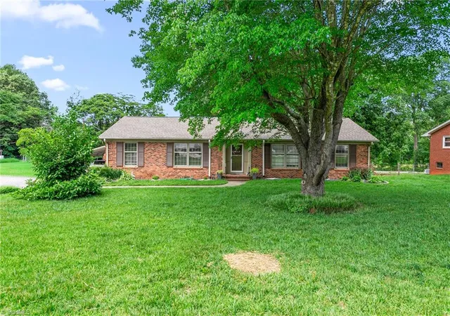 2nd image of 3611 Esterwood Rd, Greensboro, NC 27405 | MLS# 1222594