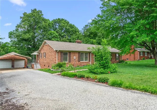 3rd image of 3611 Esterwood Rd, Greensboro, NC 27405 | MLS# 1222594