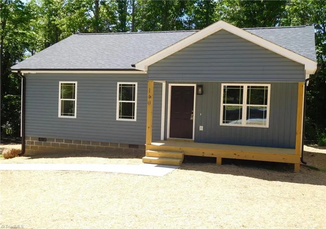 Photo 2 of Sale Pending at 140 Crestwood Cir, High Point, NC 27260 | MLS# 1219196 | Listing updated on 2026-09-15