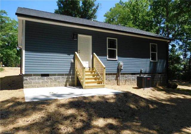 Photo 3 of Sale Pending at 140 Crestwood Cir, High Point, NC 27260 | MLS# 1219196 | Listing updated on 2026-09-15