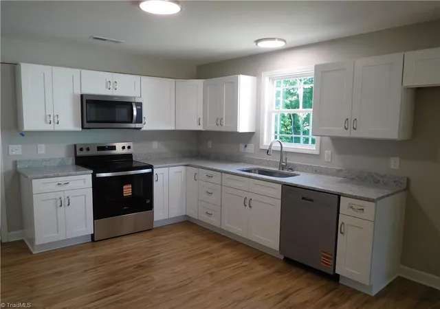 Photo 3 of Sale Pending at 140 Crestwood Cir, High Point, NC 27260 | MLS# 1219196 | Listing updated on 2026-09-15