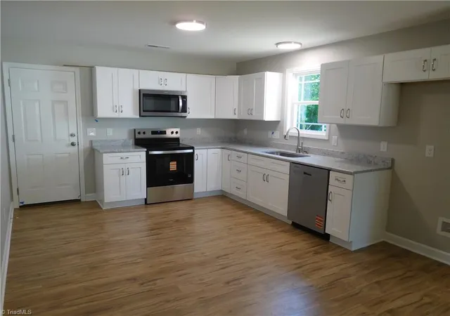 Photo 4 of Sale Pending at 140 Crestwood Cir, High Point, NC 27260 | MLS# 1219196 | Listing updated on 2026-09-15