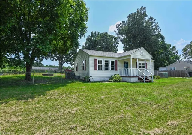 Photo 3 of Sale Pending at 804 Graylyn Dr, High Point, NC 27263 | MLS# 1230986 | Listing updated on 2026-09-06