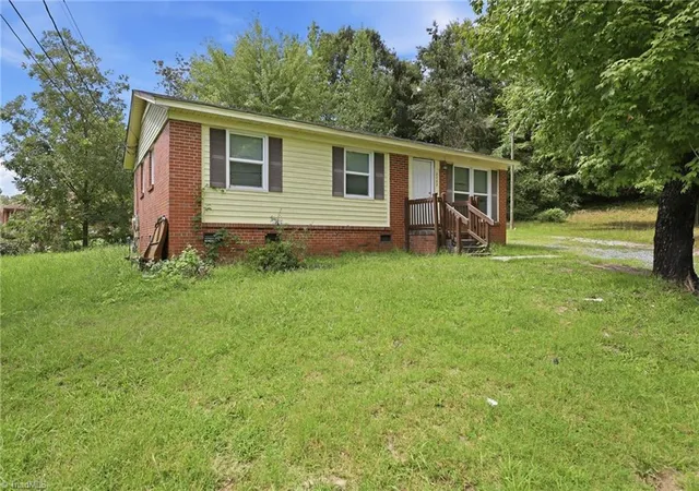 Photo 3 of Sale Pending at 2202 Jolson Ct, Greensboro, NC 27405 | MLS# 1233476 | Listing updated on 2026-09-11