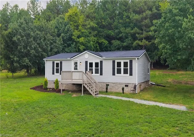Photo 2 of Sale Pending at 225 Beacon Ridge Rd, Thomasville, NC 27360 | MLS# 1230401 | Listing updated on 2026-09-09