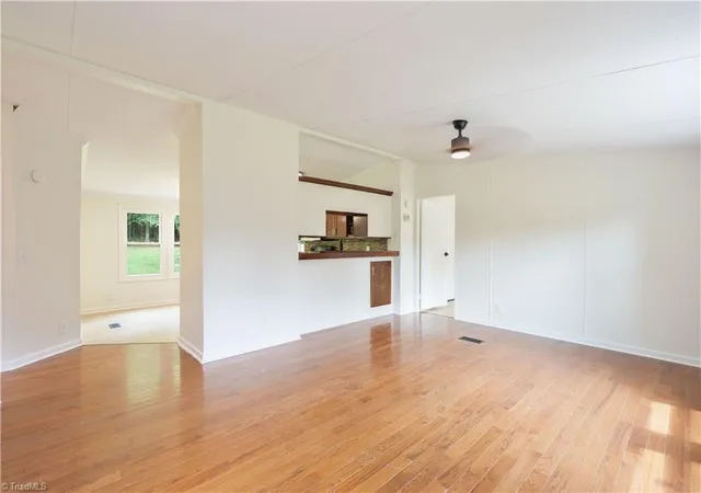 Photo 3 of Sale Pending at 225 Beacon Ridge Rd, Thomasville, NC 27360 | MLS# 1230401 | Listing updated on 2026-09-09