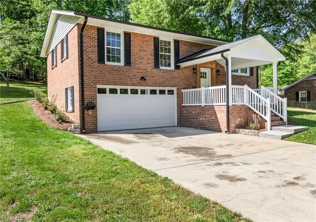 Photo 3 of Single family home for sale at 117 Kingswood Pl Dr, Walnut Cove, NC 27052 | MLS# 1218209 | Listing updated on 2026-09-21