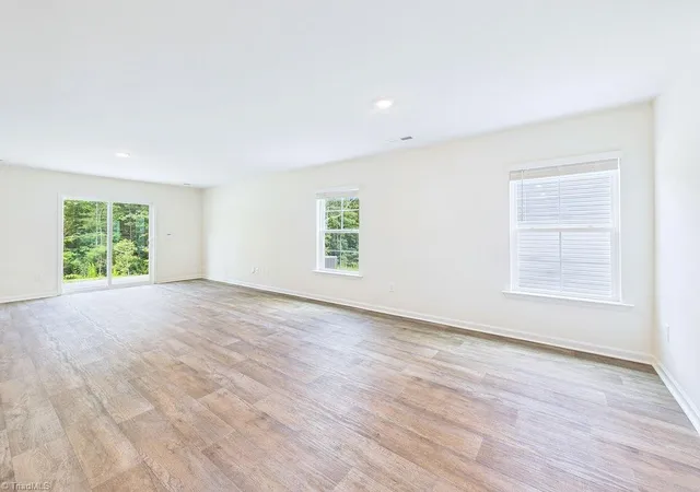 Photo 4 of Single family home for sale at 1547 Hamilton Hills Dr, Greensboro, NC 27406 | MLS# 1233786 | Listing updated on 2026-08-28